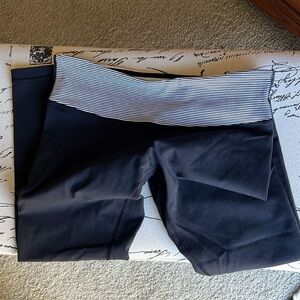 Lululemon - size 8 black and white reversible